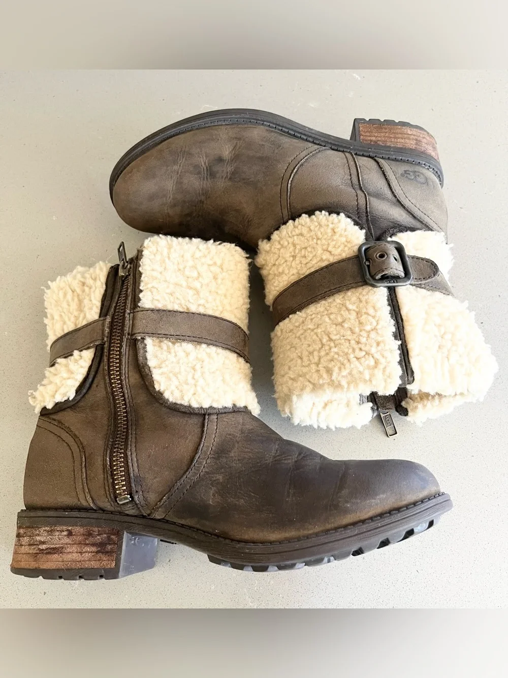 UGG Blayre Winter Ankle Boots Womens Size 6 Dark Olive Leather Sheepskin Cuff